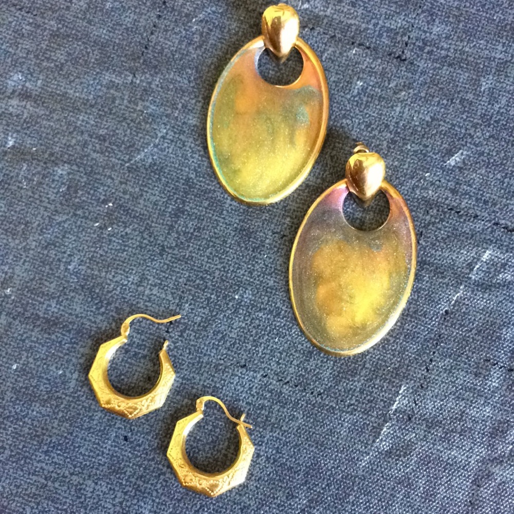2 pairs of earrings